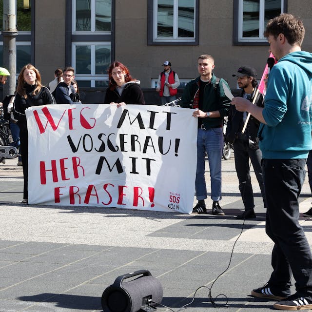 Studierende bei einer Kundgebung. Auf einem Plakat ist zu lesen: „Weg mit Vosgerau! Her mit Fraser!“