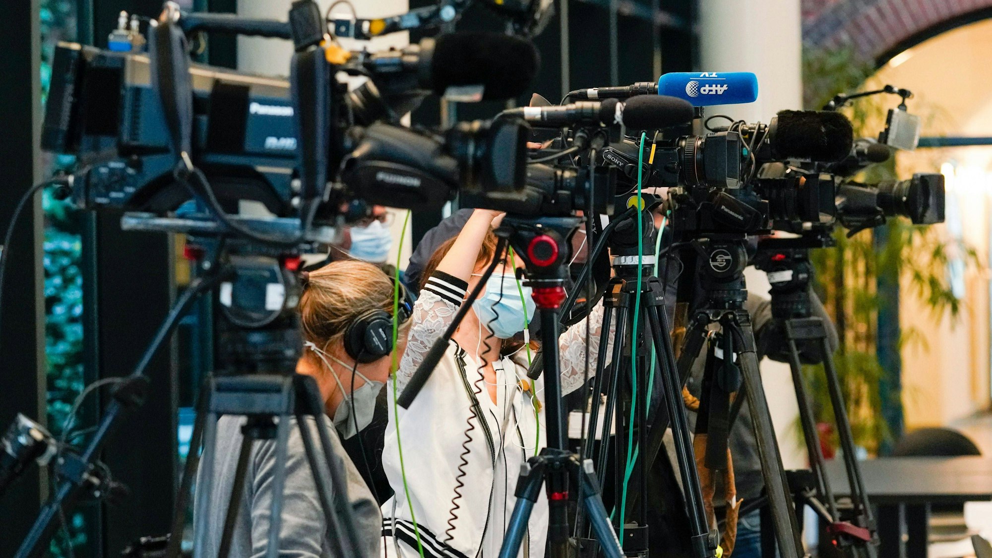 Kameras und Mikrophone für eine Fernsehübertragung in Berlin.