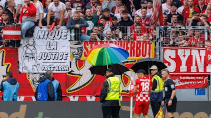 Mainz-Profi Nadiem Amiri wird bei seinem zweiten Versuch, eine Ecke auszuführen mit Schirmen geschützt.