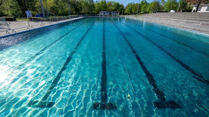 Das Schwimmerbecken im Erfurter Nordbad wird während der Saisonvorbereitungen gefüllt.&nbsp;