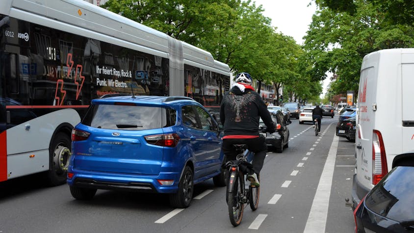 Autofahrer überholt Radfahrer auf der Kalker Hauptstraße