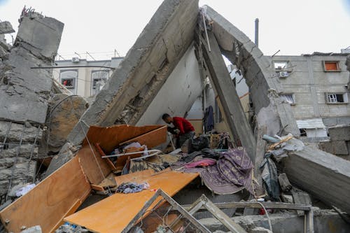 29.04.2024, Palästinensische Gebiete, Rafah: Ein Palästinenser begutachtet die massive Zerstörung des Hauses der Familie Al-Khatib nach der Bombardierung durch israelische Kampfflugzeuge.