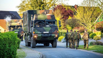 Einsatzkräfte der Bundeswehr laufen am 29.4. durch den Wohnort des vermissten Jungen.
