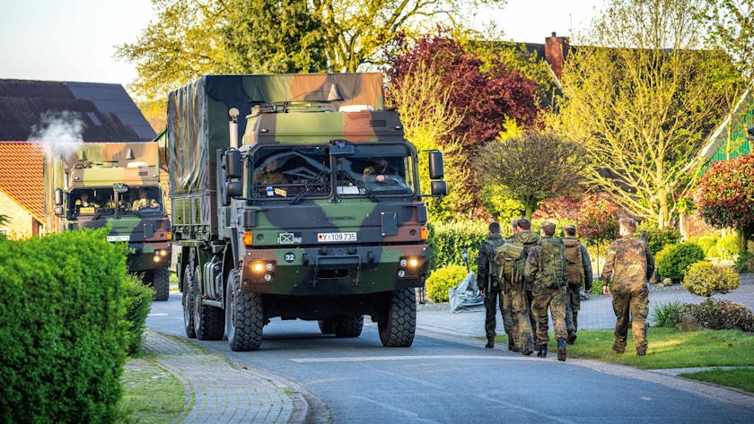 Einsatzkräfte der Bundeswehr laufen am 29.4. durch den Wohnort des vermissten Jungen.