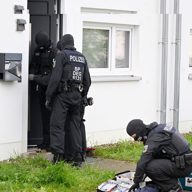 Polizisten durchsuchen am 18. April in der Nähe der Dürener Innenstadt Wohnungen und Häuser während einer Razzia gegen Schleuserkriminalität.