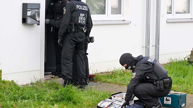 Polizisten durchsuchen am 18. April in der Nähe der Dürener Innenstadt Wohnungen und Häuser während einer Razzia gegen Schleuserkriminalität.
