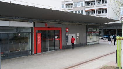 Nicht mehr lange vor Ort: Die Sparkassen-Filiale soll zum 1. Juli geschlossen werden, auch der Bankautomat verschwindet.