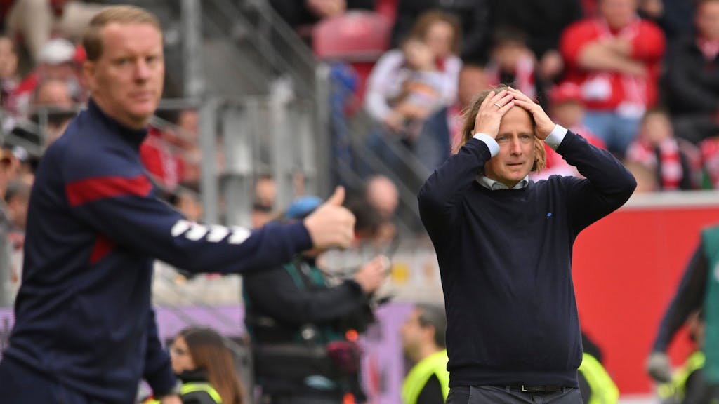 Der Mainzer Trainer Bo Henriksen (r) reagiert neben Kölns Trainer Timo Schultz.&nbsp;