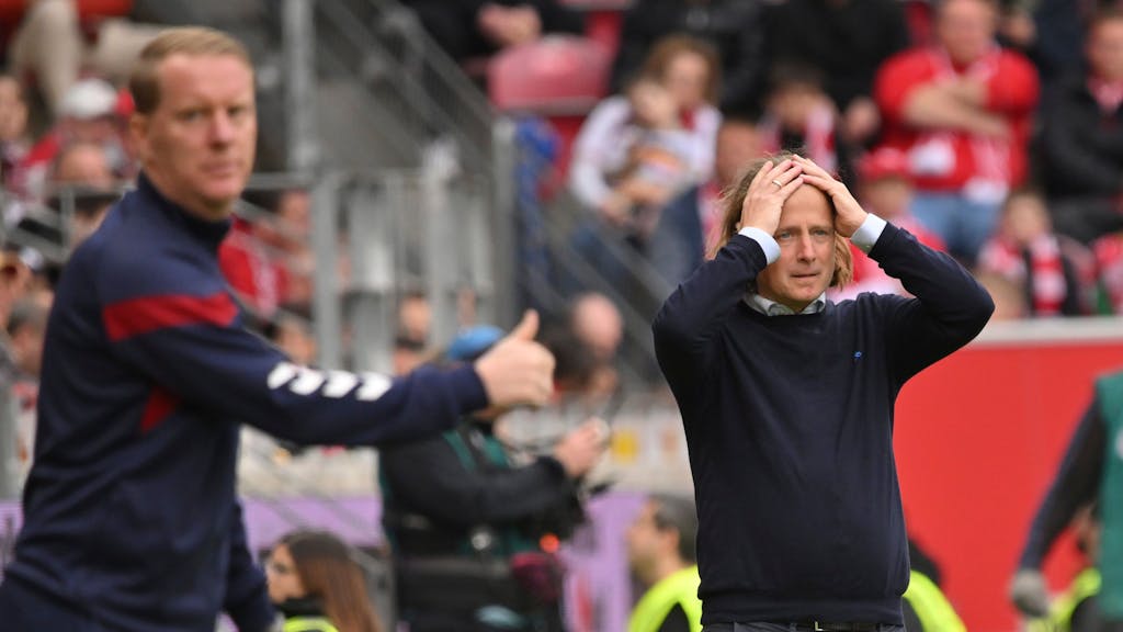 Der Mainzer Trainer Bo Henriksen (r) reagiert neben Kölns Trainer Timo Schultz.&nbsp;