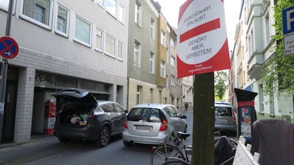 Auf einem Plakat in der Piusstraße in Ehrenfeld steht „Durchfahrt erlaubt – gehört aber verboten“. Foto von Hans-Willi Hermans.