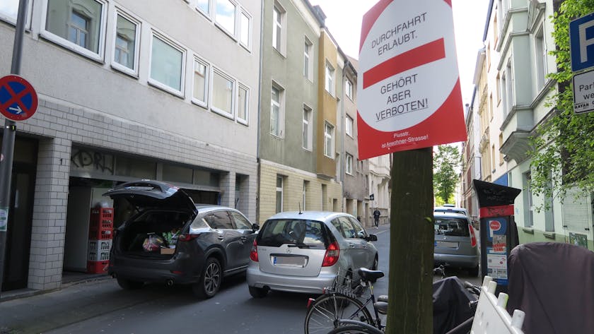 Auf einem Plakat in der Piusstraße in Ehrenfeld steht „Durchfahrt erlaubt – gehört aber verboten“. Foto von Hans-Willi Hermans.
