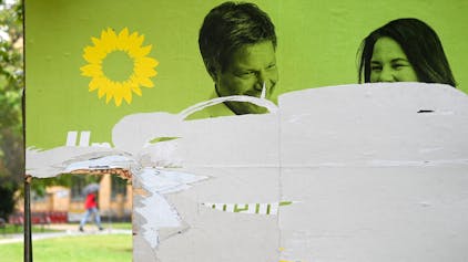 Ein zerstörtes Wahlplakat von Bündnis 90/Die Grünen mit den Portraits von Robert Habeck und Annalena Baerbock. (Archivbild)