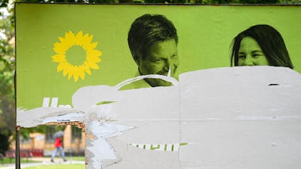 Ein zerstörtes Wahlplakat von Bündnis 90/Die Grünen mit den Portraits von Robert Habeck und Annalena Baerbock. (Archivbild)