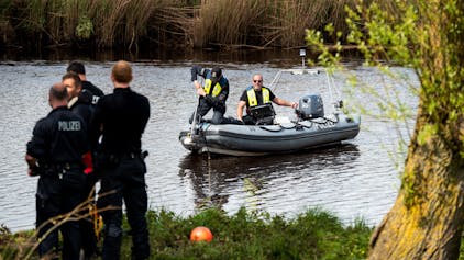 Ein Sonarboot der Polizei sucht gemeinsam mit Spezialtauchern den Fluss Oste nach dem vermissten sechsjährigen Arian ab. Der autistische Junge könnte in den Fluss gefallen und in die Nordsee getrieben sein.<br>dpa