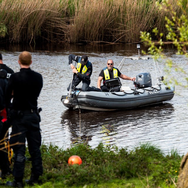 Ein Sonarboot der Polizei sucht gemeinsam mit Spezialtauchern den Fluss Oste nach dem vermissten sechsjährigen Arian ab. Der autistische Junge könnte in den Fluss gefallen und in die Nordsee getrieben sein.<br>dpa