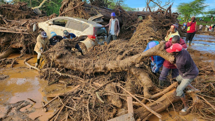 dpatopbilder - 29.04.2024, Kenia, Nakuru: Menschen versuchen, das Gebiet nach einem Dammbruch zu räumen.&nbsp;