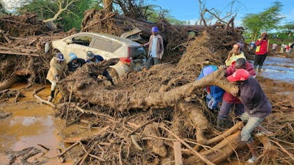 dpatopbilder - 29.04.2024, Kenia, Nakuru: Menschen versuchen, das Gebiet nach einem Dammbruch zu räumen.&nbsp;