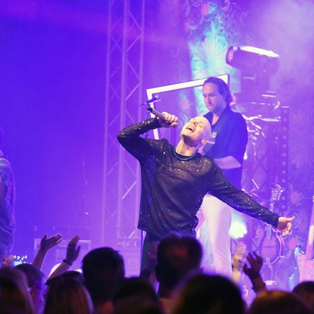 Cat-Ballou-Sänger Oliver Niesenvon steht auf der Bühne und singt ins Mikrofon.