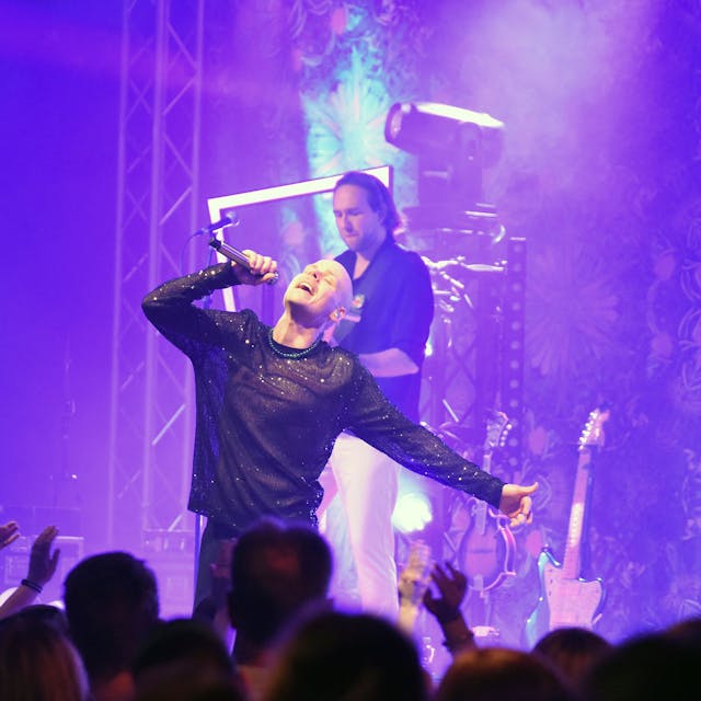 Cat-Ballou-Sänger Oliver Niesenvon steht auf der Bühne und singt ins Mikrofon.