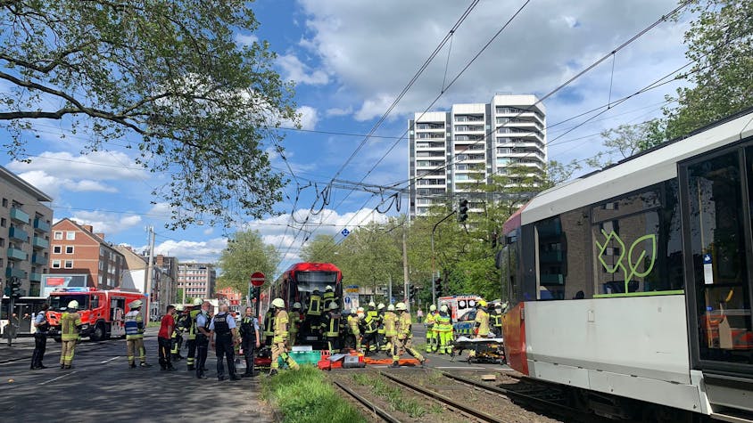 Eine Bahn der KVB und ein Auto sind am Montag (29. April 2024) in Mülheim kollidiert.