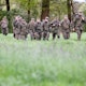 Soldaten der Bundeswehr stellen sich auf, um ein Feld abzusuchen. Der sechs Jahre alte Arian aus Elm, einem Ortsteil von Bremervörde, wird noch immer vermisst. Die Suche nach dem autistischen Jungen soll am Dienstag eingestellt werden.