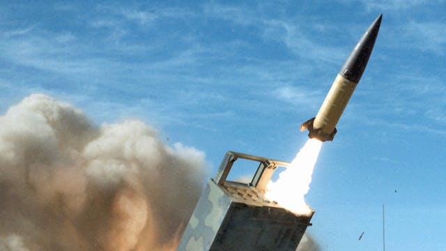 Abschuss einer ATACMS-Rakete bei einer Übung der US-Armee. Die Ukraine soll mehr als 100 Stück der weitreichenden Raketen erhalten haben. (Archivbild)