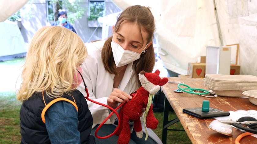 Medizinstudentin Chiara Wieser  kümmert sich um mitgebrachtes Kuscheltier.
Marie bringt den Fuchs Ole zur Vorsorge-Untersuchung.&nbsp;