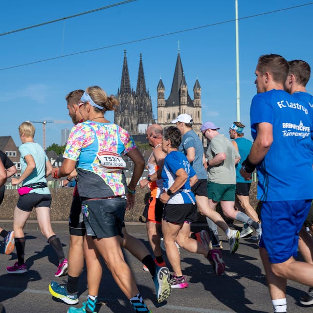 Der erste Kilometer des 25. Köln-Marathons führte über die Deutzer Brücke. (Symbolbild)