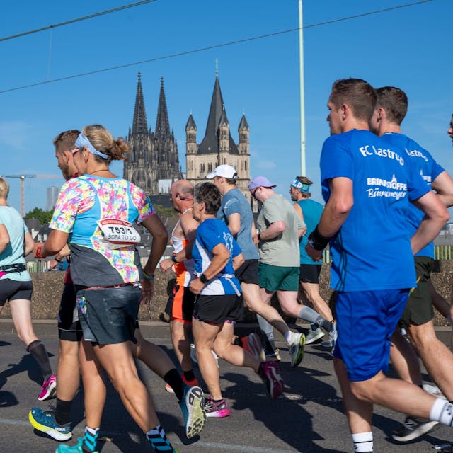 Der erste Kilometer des 25. Köln-Marathons führte über die Deutzer Brücke. (Symbolbild)