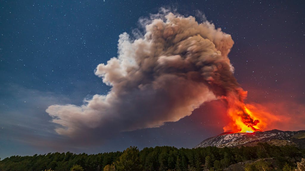 Der Ätna auf Sizilien ist einer der aktivsten Vulkane weltweit. Am 10. Februar 2022 entstand in Nicolosi dieses beeindruckende Bild. Rauch steigt aus einem Krater des Ätna, dem größtem aktiven Vulkan in Europa, auf.
