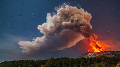Der Ätna auf Sizilien ist einer der aktivsten Vulkane weltweit. Am 10. Februar 2022 entstand in Nicolosi dieses beeindruckende Bild. Rauch steigt aus einem Krater des Ätna, dem größtem aktiven Vulkan in Europa, auf.