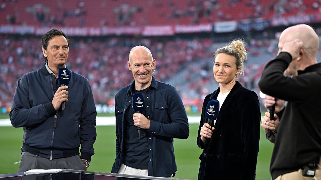 Arjen Robben (2.v.l.) steht als Experte zum Spiel zwischen Bayern München und Real Madrid am Tisch von Amazon Prime Video.