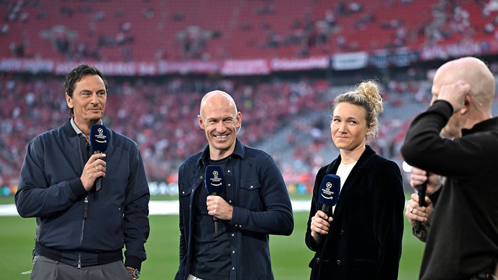 Arjen Robben (2.v.l.) steht als Experte zum Spiel zwischen Bayern München und Real Madrid am Tisch von Amazon Prime Video.