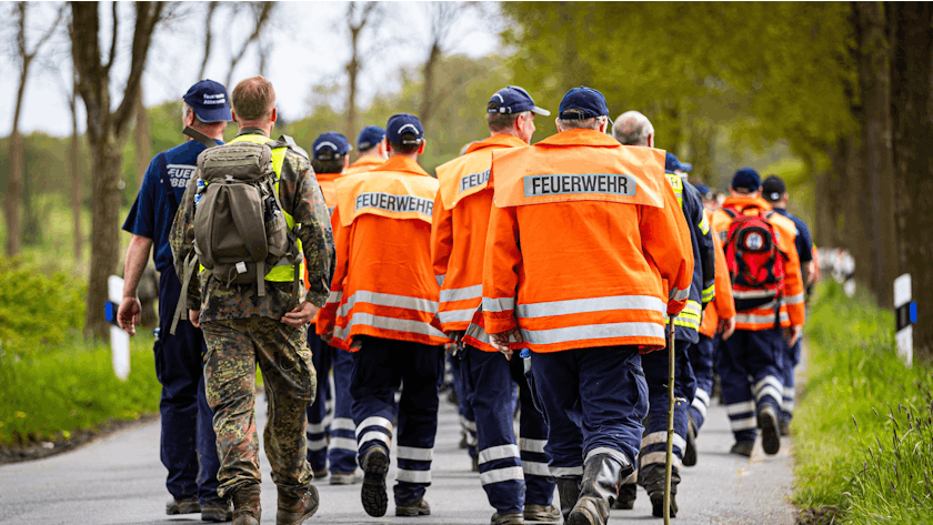 Feuerwehr, Polizei und Soldaten der Bundeswehr suchen in einem Waldstück im Landkreis Rotenburg (Wümme) nach dem seit mehreren Tagen nach dem vermissten Arian aus Bremervörde-Elm.