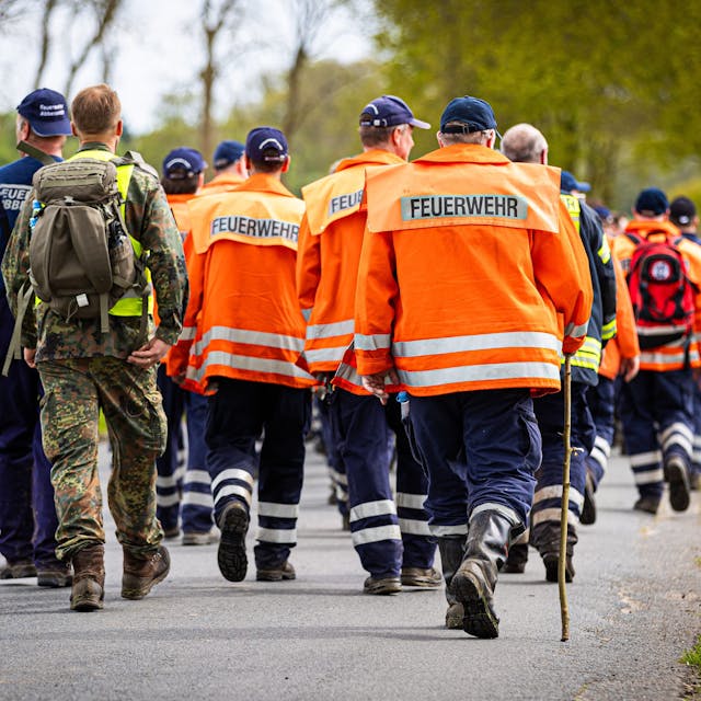 Feuerwehr, Polizei und Soldaten der Bundeswehr suchen in einem Waldstück im Landkreis Rotenburg (Wümme) nach dem seit mehreren Tagen nach dem vermissten Arian aus Bremervörde-Elm.