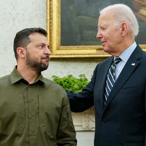 US-Präsident Joe Biden (r) bei einem Treffen mit seinem ukrainischen Amtskollegen Wolodymyr Selenskyj in Washington im September 2023.