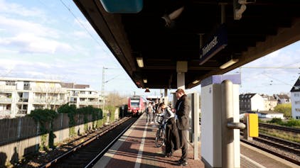 Foto vom S-Bahnhof Trimbornstraße in Köln, gerade fährt ein Zug ein.