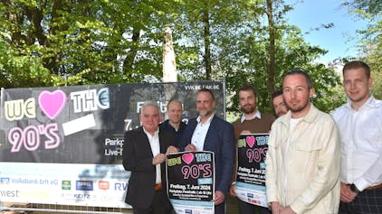 Auf die Freiluft-Party „We love the 90's“ freuen sich mit den Sposoren-Vertretern der stellvertretende Bürgermeister Harald Könen (l.) und Robert Wassenberg von der städtischen Kulturabteilung (2.v. r.).