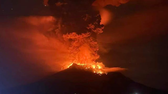 Der Vulkan Ruang ist auf den Sanguine-Inseln in Indonesien ausbrochen.