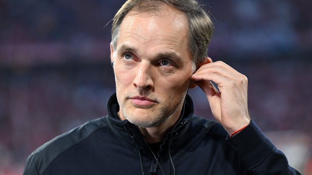 Thomas Tuchel hält sich bei einem Interview vor dem Spiel des FC Bayern das linke Ohr.