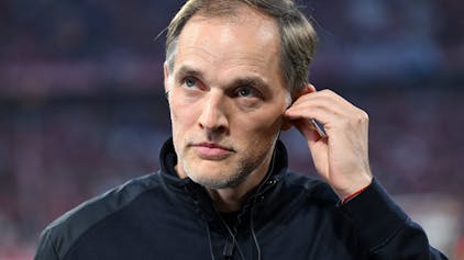 Thomas Tuchel hält sich bei einem Interview vor dem Spiel des FC Bayern das linke Ohr.