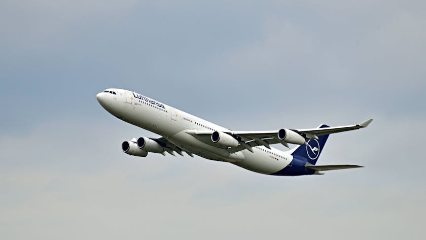 Ein Airbus A340 der deutschen Fluggesellschaft Lufthansa startet inmitten grauer Wolken. Das Flugzeug ist markant in weiß und blau lackiert. (Symbolbild)