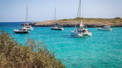 Segelboote und Katamaran in Bucht Cala Varques, Cala Varques, Mallorca, Spanien