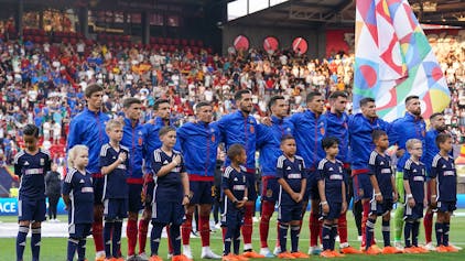Die spanische Nationalmannschaft steht bei der Nationalhymne vor einem Spiel in der Nations League.