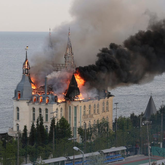Ein als „Harry Potter Schloss“ von Odessa bekanntes Verwaltungsgebäude brennt nach einem russichen Angriff auf die ukrainische Hafenstadt.