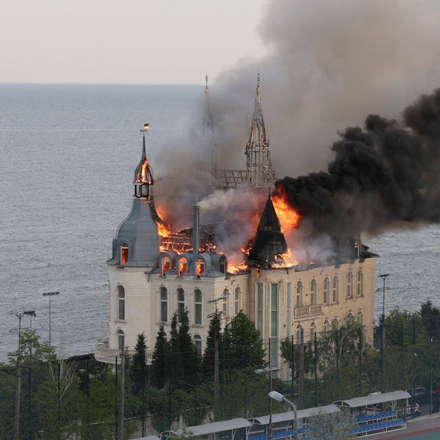 Ein als „Harry Potter Schloss“ von Odessa bekanntes Verwaltungsgebäude brennt nach einem russichen Angriff auf die ukrainische Hafenstadt.