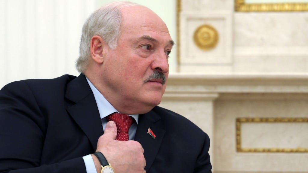 Alexander Lukaschenko, Präsident von Belarus, spricht bei einem Treffen.