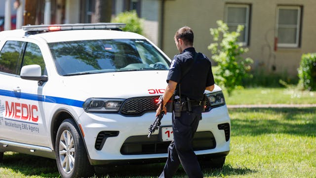 Ein Polizeibeamter aus Charlotte, North Carolina, trägt eine Waffe, während er in der Nachbarschaft patroulliert, in der eine Schießerei mit Beteiligung von Polizeibeamten in Charlotte, N.C., stattfand.