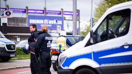Polizeikräfte beim Heimspiel gegen Eintracht Braunschweig vor dem Stadion an der Bremer Brücke in Osnabrück.