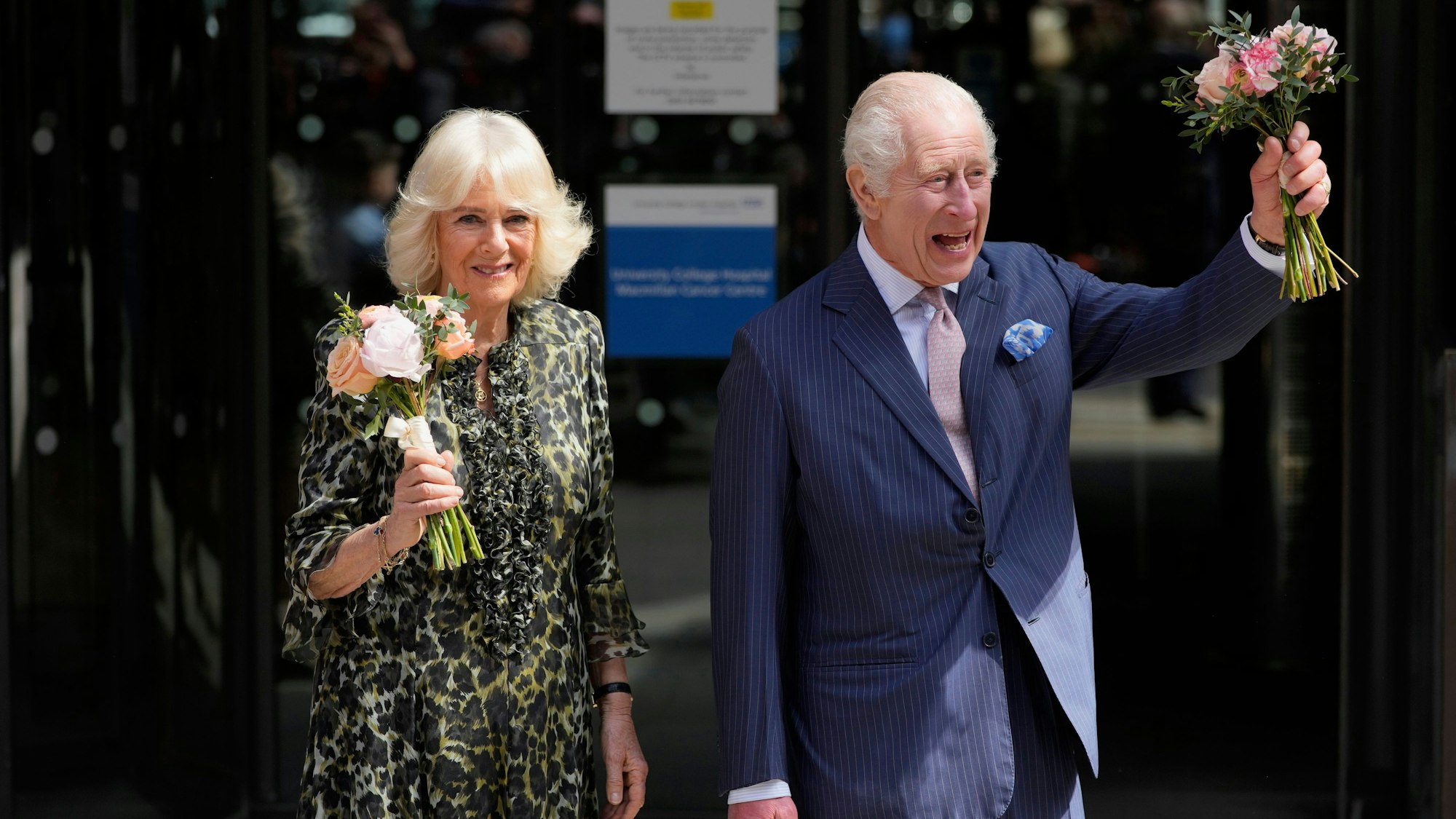 König Charles und seine Frau Königin Camilla besuchen ein Krebszentrum.